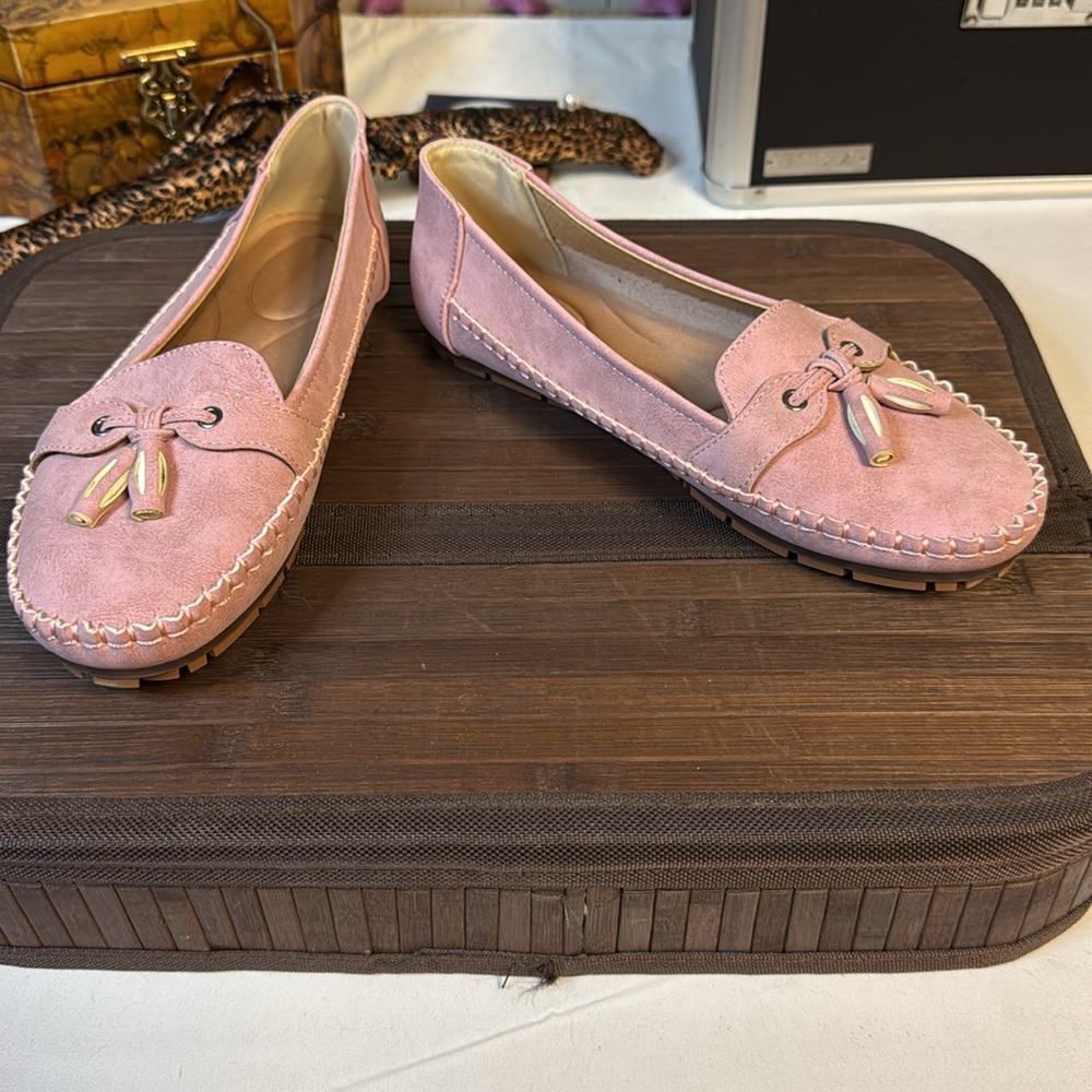 Rose slip ons!! NWOB Never worn. Size 8
Trendy house slippers - Picture 5 of 9